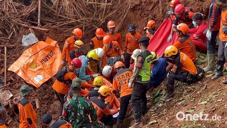 Die Behörden suchen nach Dutzenden Verschütteten. Bild: -/BASARNAS/dpa