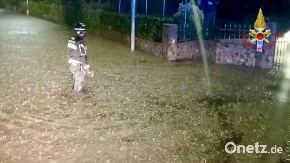 In der Region hatte es in den vergangenen Tagen heftig geregnet. Zahlreiche Straßen sind überschwemmt. Viele Keller stehen unter Wasser. Bild: Vigili del Fuoco/dpa