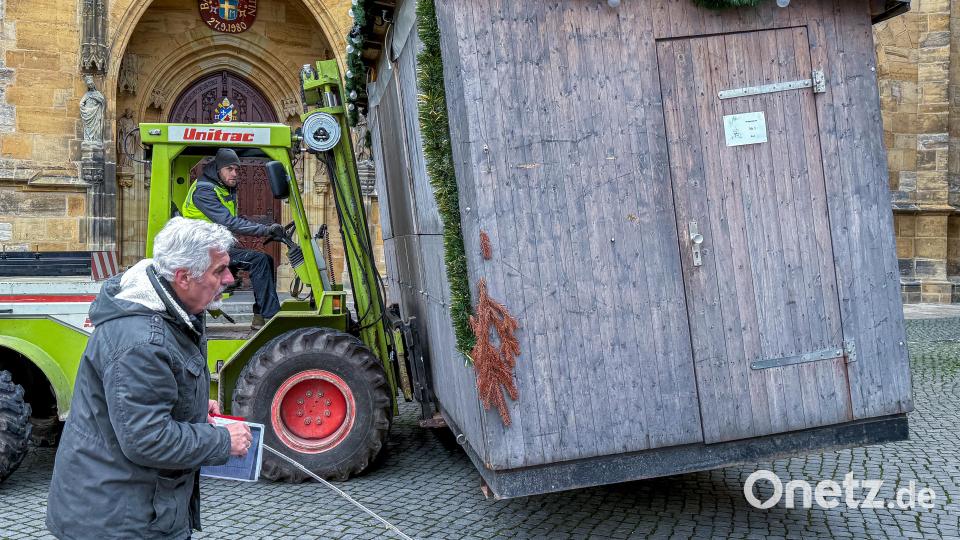 Andreas Raab, zweiter Vorsitzender der Park- und Werbegemeinschaft und Mitbegründer des Weihnachtsmarktes, beobachtet genau, wo die Buden hinkommen. Bild: Stephan Huber