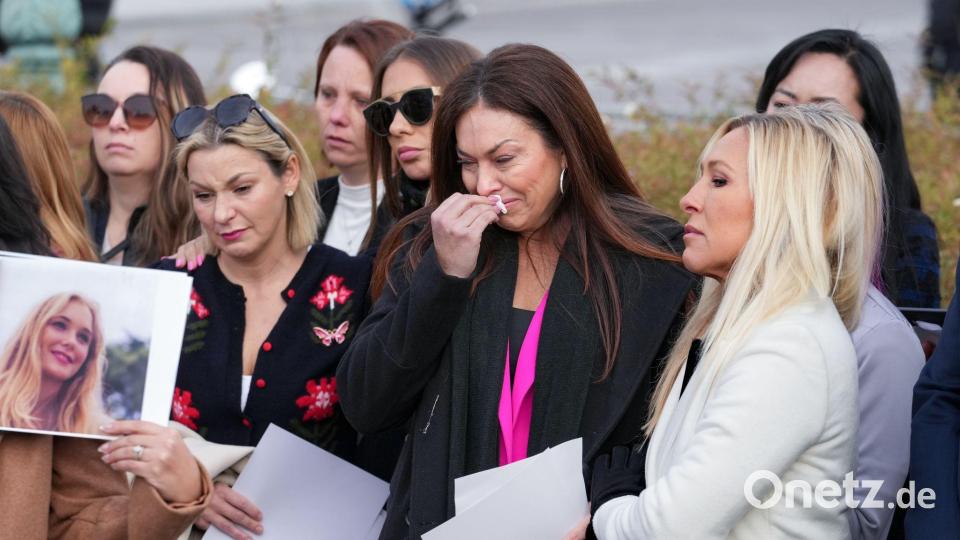 Die republikanische Abgeordnete Marjorie Taylor Greene (r) steht mit Opfern von Epstein und Angehörigen vor dem Kapitol in Washington. Bild: J. Scott Applewhite/AP/dpa