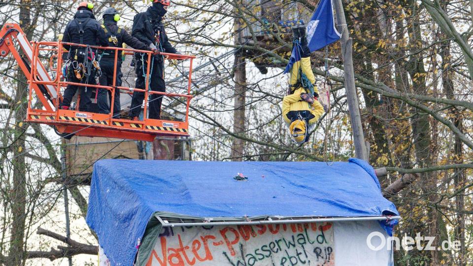 Polizisten räumen ein besetztes Waldstück im Hambacher Forst und gehen gegen die Besetzer vor. Bild: Henning Kaiser/dpa