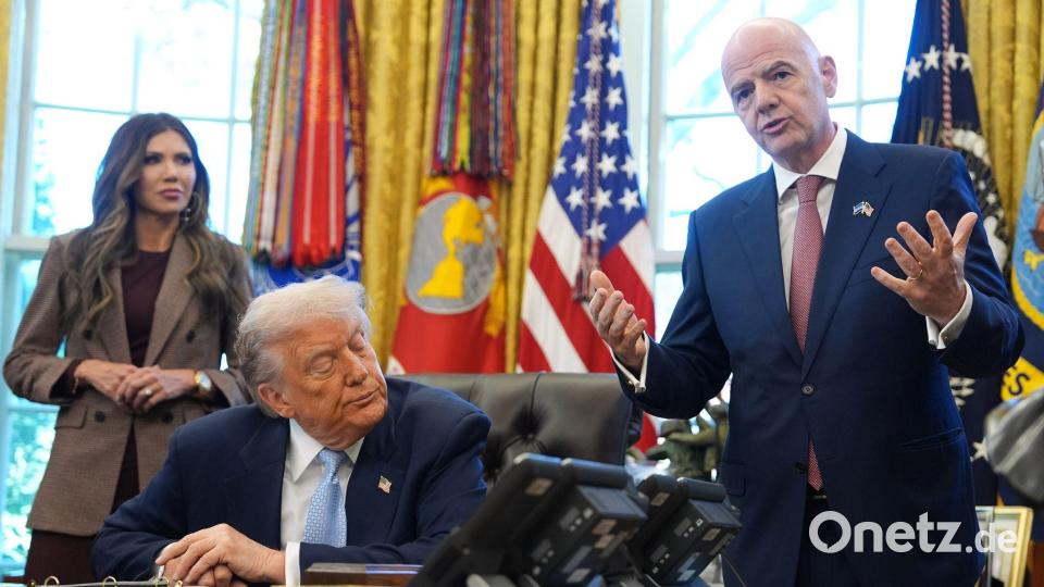 US-Präsident Donald Trump (M) droht mit Spielverlegungen, FIFA-Präsident Gianni Infantino gibt sich zurückhaltend. Bild: Evan Vucci/AP/dpa
