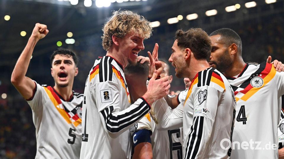 Nick Woltemade (2. v.l.) bejubelt den nächsten Treffer mit seinen Kollegen. Bild: Michal Svítok/TASR/dpa