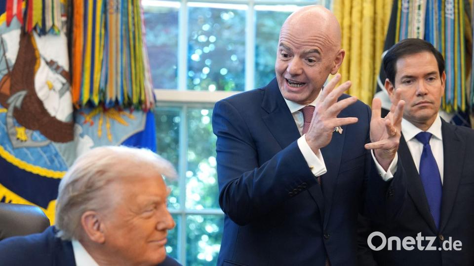 FIFA-Präsident Gianni Infantino (r) hält die USA als WM-Gastgeber für ein sicheres Land. Bild: Evan Vucci/AP/dpa