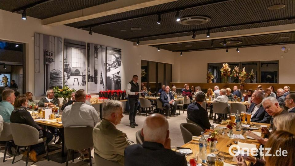 Geschäftsführer Arno Schwarz begrüßte die Gäste im Zuge der Kassecker Jubilar- und Verabschiedungsfeier 2025. Bild: Franz Kassecker GmbH