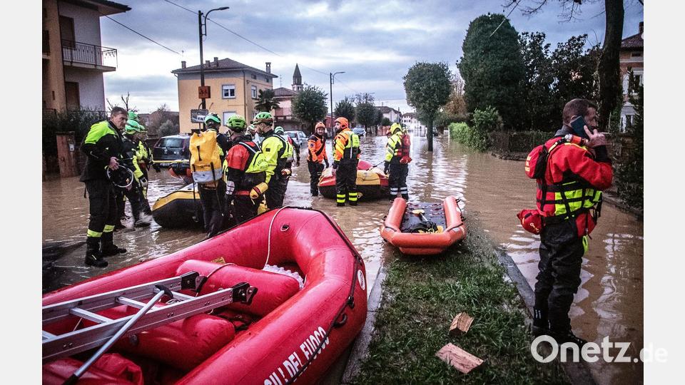Die Feuerwehr ist nach den Unwettern im Großeinsatz. Bild: Michela Porta/IPA via ZUMA Press/dpa