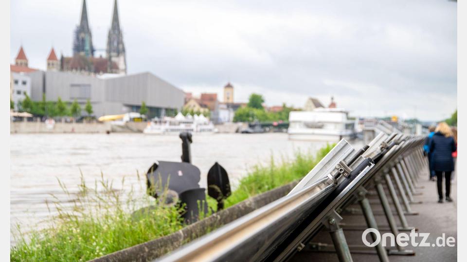 Wenn das Hochwasser kommt, muss der Schutz schon da sein - da die Baumaßnahmen von Deichen, Poldern und anderen Schutzeinrichtungen sehr teuer sind, bedeuteten sie für viele Kommunen ein echtes Problem. Die Staatsregierung deckelt nun per Gesetz den Eigenanteil der Kommunen auf 20 Prozent. (Symbolbild) Bild: Pia Bayer/dpa