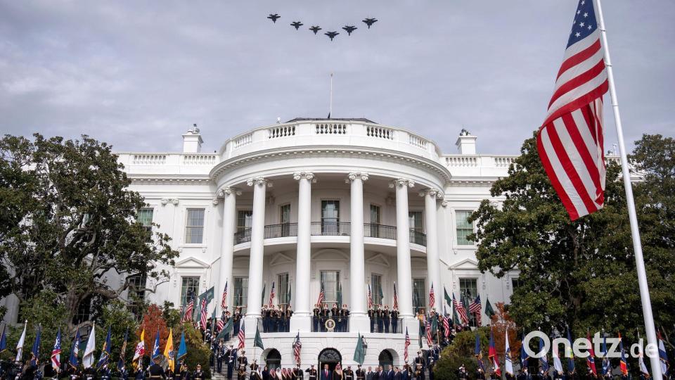Kampfjets - unter anderem vom Typ F-35 - fliegen über das Weiße Haus, als der US-Präsident Saudi-Arabiens Kronprinzen empfängt. Bild: Mark Schiefelbein/AP/dpa