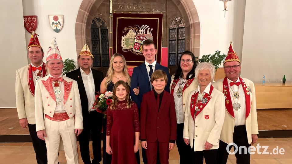 Prinzessin Luna I. und Prinz Benedict I. sind Eigengewächse der Faschingsgesellschaft. Begleitet vom Kinderprinzenpaar Vivien I. und Lars I. grüßen sie nach dem Einmarsch das närrische Volk. Bild: Faschingsgesellschaft Knappnesia