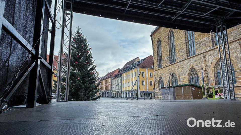 Weihnachtsmarktaufbau am Marktplatz: Die Bühne steht schon. Bild: Stephan Huber