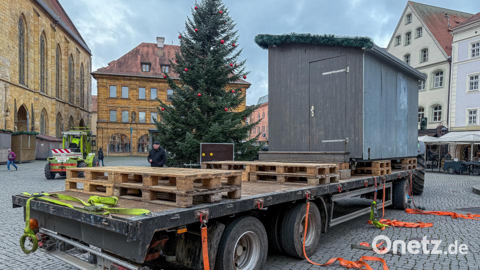 Auf dem Amberger Marktplatz geht es weihnachtlich zu. Die ersten Buden für den Weihnachtsmarkt werden mit Traktoren geliefert und aufgebaut. Bild: Stephan Huber