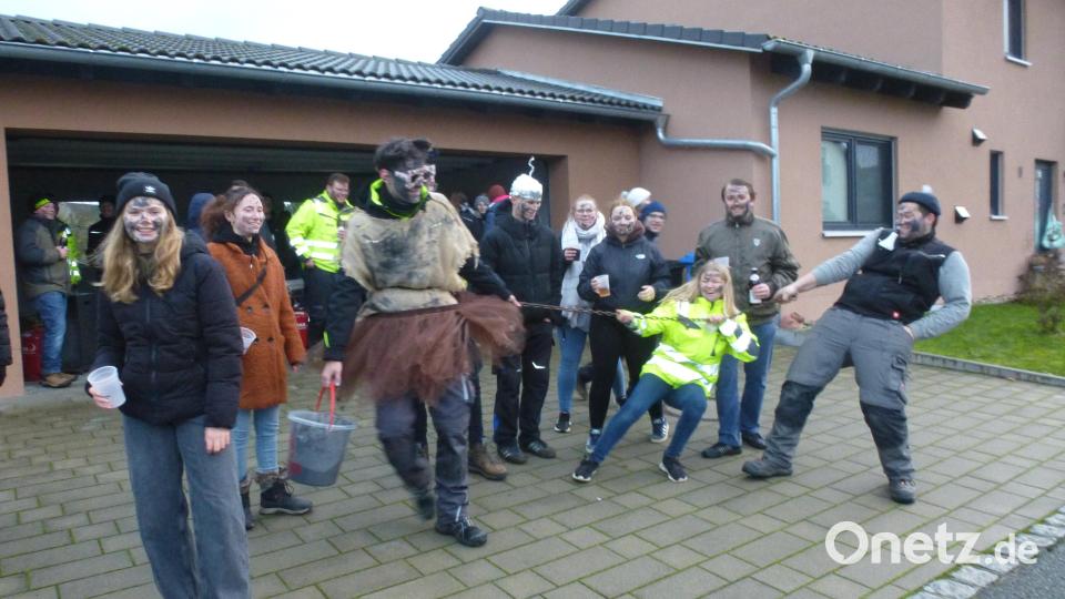 Eine Mordsgaudi war das erstmalige Kirwabärtreiben. Erst traf es die Kirwaleit, dann jeden, der dem anschwärzenden &quot;Bären&quot; in die Nähe kam. Bild: bk