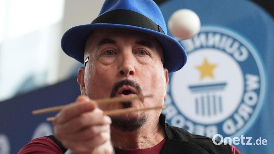 Insgesamt schaffte es Joe Alexander, elf Eier mit den Stäbchen zu fangen. Bild: Marcus Brandt/dpa