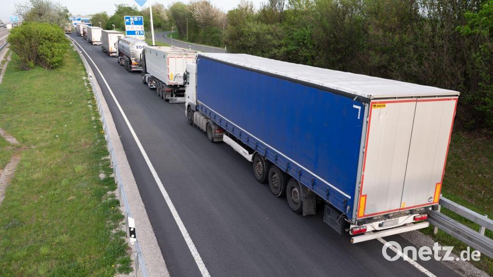 Weil es zu wenig Stellplätze gibt, parken Lkw immer wieder illegal. (Archivbild) Bild: Sebastian Kahnert/dpa