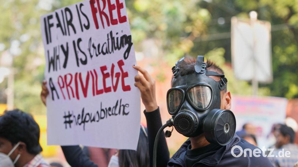 Nur mit Gasmaske: In Neu-Delhi in Indien wird demonstriert, weil die Regierung zu wenig gegen die Luftverschmutzung tut. Bild: Manish Swarup/AP/dpa