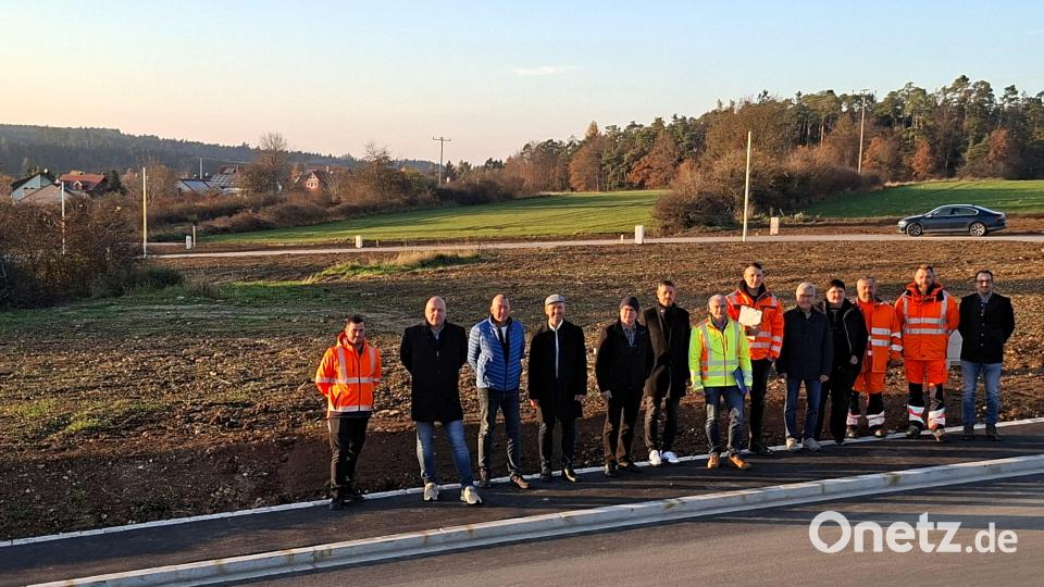 Bürgermeister Hans Ram (Vierter von links) ist bei der Abnahme des neuen Baugebiets in Ensdorf mit Vertretern der beteiligten Firmen sowie Gemeinderäten und Beschäftigten der Gemeinde vor Ort. Bild: tra