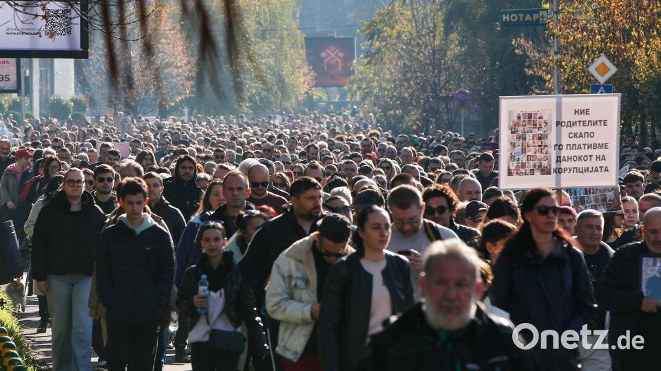 Viele Nordmazedonier machen Korruption als Hintergrund für den verheerenden Brand im Nachtclub von Kocani mit 63 Toten verantwortlich. Auch dies soll nun ein Prozess vor Gericht in Skopje klären. Bild: Boris Grdanoski/AP/dpa