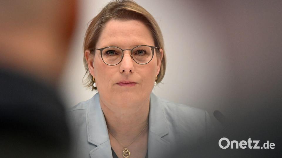 Der Entwurf von Bundesjustizministerin Stefanie Hubig (SPD) sieht vor, dass der Antrag auf elektronische Aufenthaltsüberwachung beim Familiengericht gestellt wird. (Archivbild) Bild: Jennifer Brückner/dpa