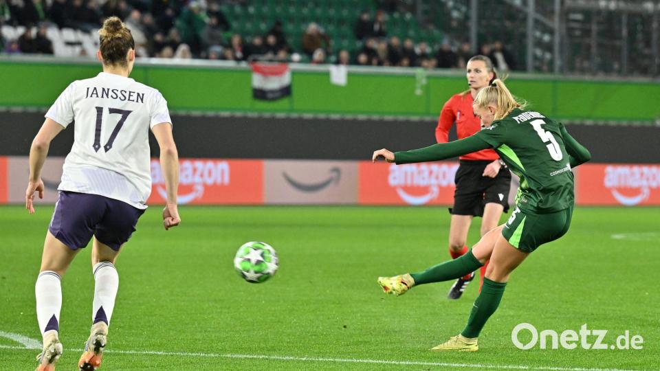 Ella Peddemors trifft zum 1:1 für den VfL Wolfsburg. Bild: Swen Pförtner/dpa