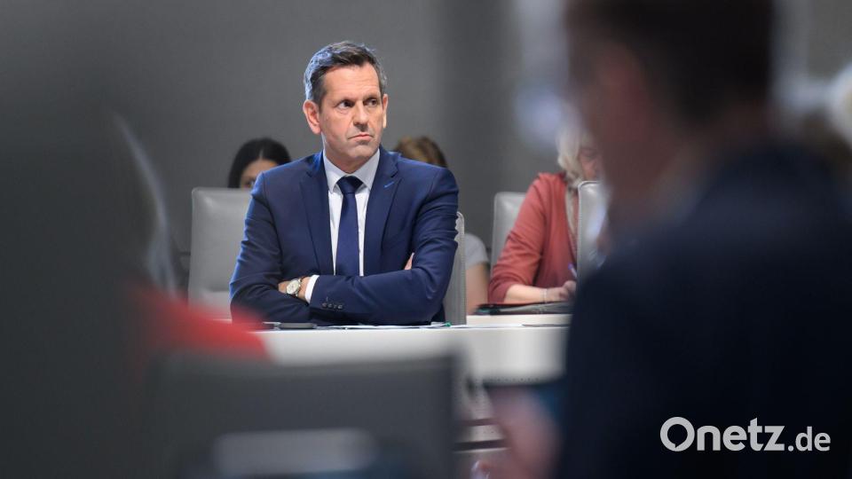 Olaf Lies sieht unter anderem gewaltverherrlichende Inhalte in den sozialen Medien als Gefahr für Kinder. (Archivbild) Bild: Julian Stratenschulte/dpa