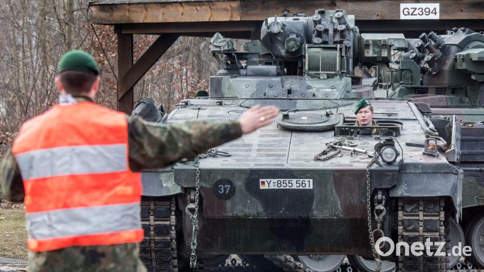 Der grenzüberschreitende Transport von schwerer Ausrüstung bereitet Militärplanern oft Sorgen - die EU-Kommission will Schwierigkeiten nun angehen. (Archivbild) Bild: picture alliance / Armin Weigel/dpa