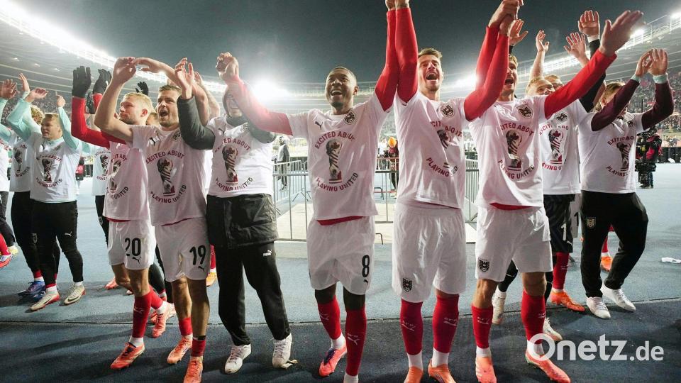 Hoch die Hände: Österreich reist erstmals seit 1998 wieder zu einer WM. Bild: Georg Hochmuth/APA/dpa