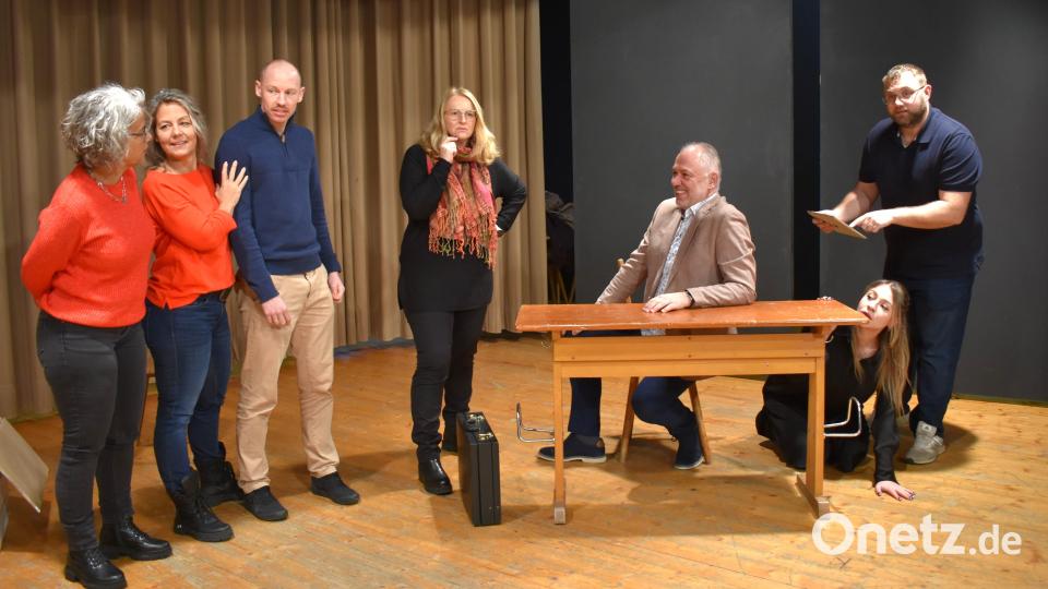 Die Laienschauspieler der Katholischen Theatergruppe Grafenwöhr proben für das neue Theaterstück, das vom 2. bis 5. Januar im Jugendheim aufgeführt wird. Der Kartenvorverkauf startet am 13. Dezember. Bild: rgr