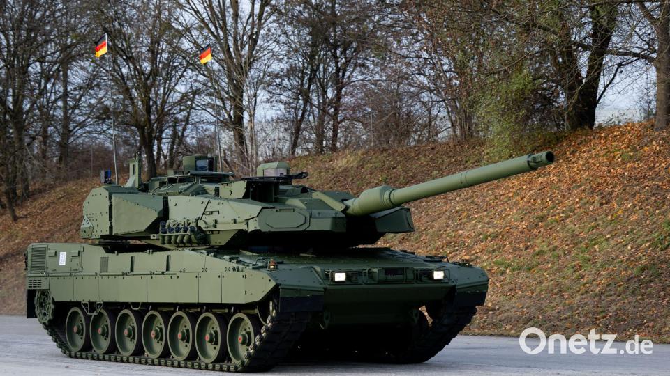 Roll-Out Leopard 2A8 und Panzerhaubitze 2000 Bild: Sven Hoppe/dpa