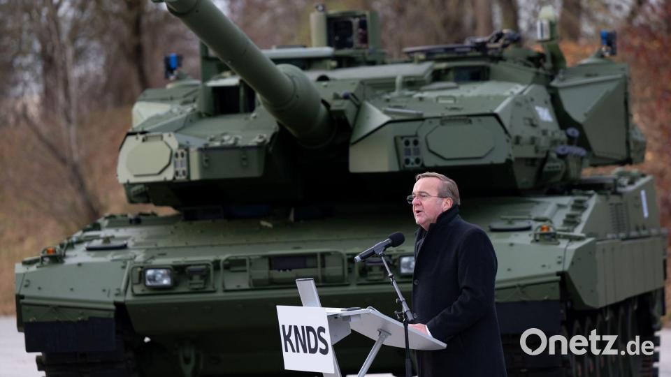 Verteidigungsminister Bois Pistorius bei der Präsentation des neuen Leopard 2 A8. Bild: Sven Hoppe/dpa