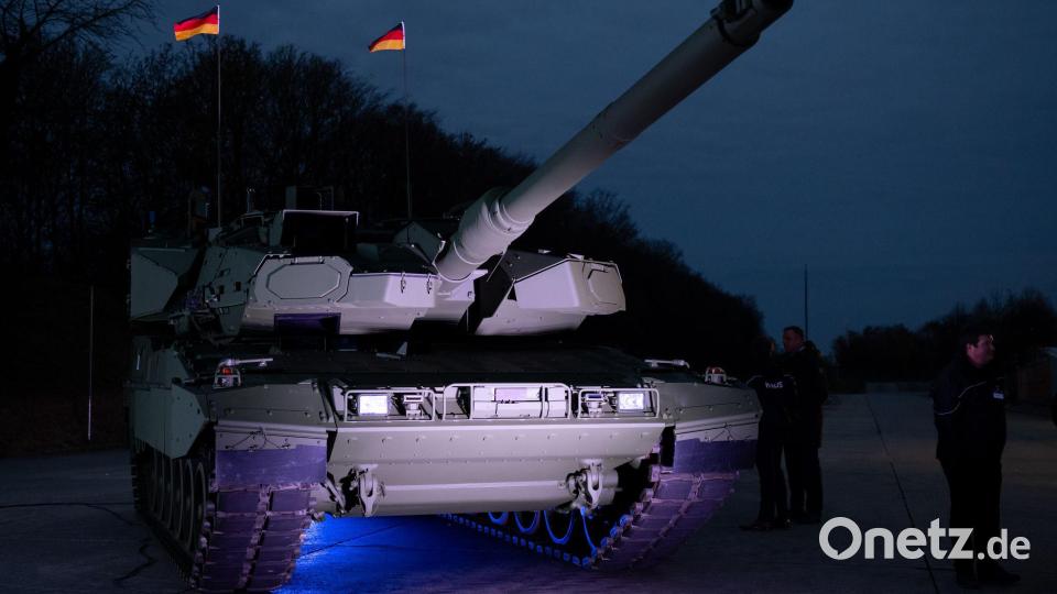 Roll-Out Leopard 2A8 und Panzerhaubitze 2000 Bild: Sven Hoppe/dpa