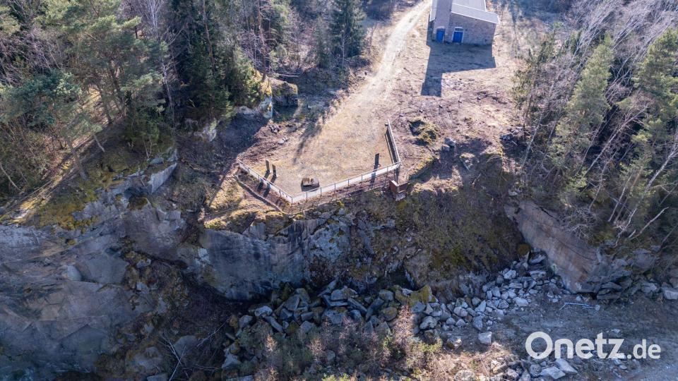 In Flossenbürg mussten viele Häftlinge unter schlimmsten Bedingungen im Steinbruch arbeiten. (Archivbild) Bild: Armin Weigel/dpa