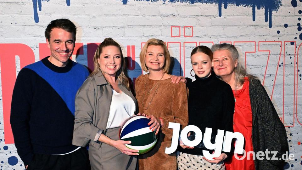 Bei der Premiere in München posierte der Cast für die Kameras. Bild: Felix Hörhager/dpa