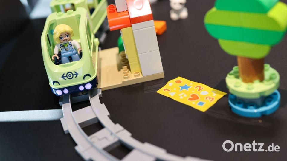 Im Trend liegen weiterhin auch Klassiker wie Kugelbahnen, Puzzles, Bausets, Eisenbahnen und Kuscheltiere. Bild: Daniel Löb/dpa