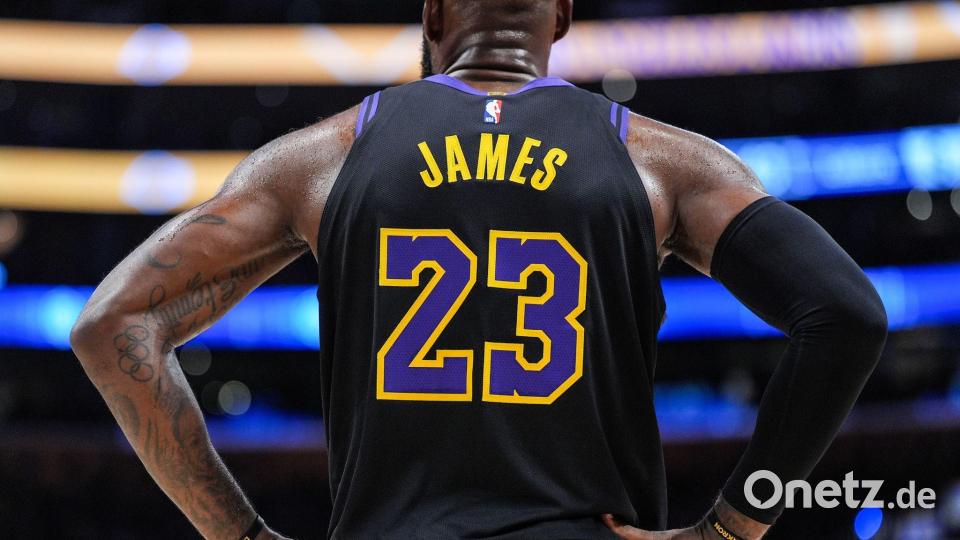 Die Nummer 23 der Lakers stand als erster NBA-Profis nun in 23 Saisons auf dem Platz. Bild: Jae C. Hong/AP/dpa