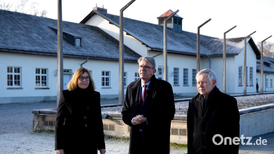 Kulturstaatsminister Wolfram Weimer (M.) hat die KZ-Gedenkstätte in Dachau besucht. Bild: Sven Hoppe/dpa