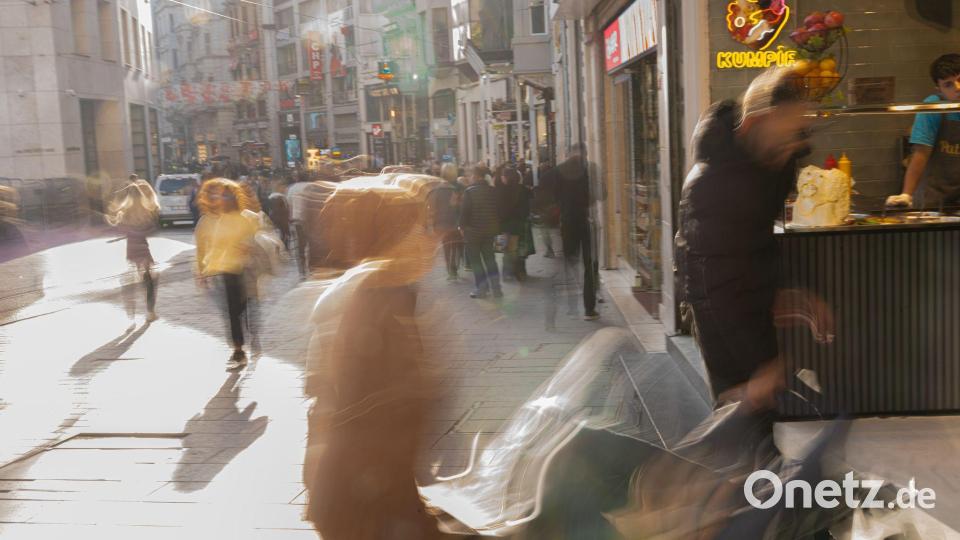 Ermittler vermuteten bisher eine Lebensmittelvergiftung, etwa durch Streetfood. Bild: Ahmed Deeb/dpa