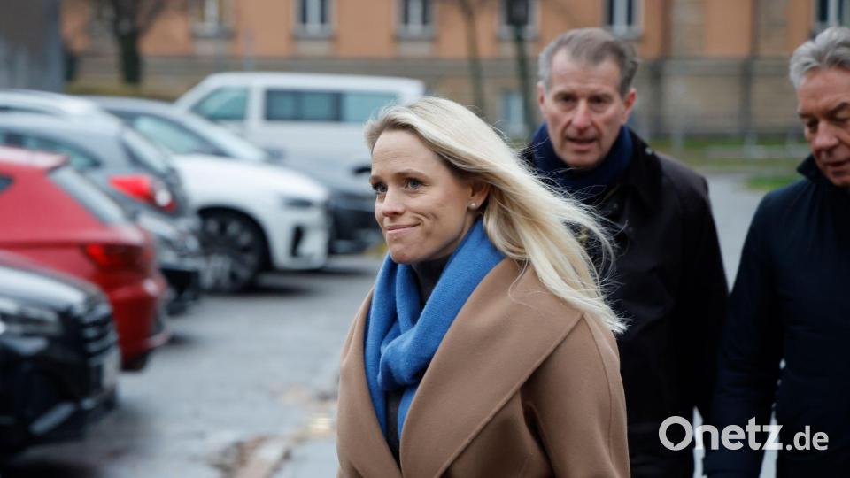 Stephan Hensel (hinten), Ex-Ehemann und Vater der Kinder von C. Block, und seine Frau Astrid Have kommen mit Gerd Uecker (r), Familienanwalt von S. Hensel, zur Fortsetzung des Prozesses. Bild: Georg Wendt/dpa