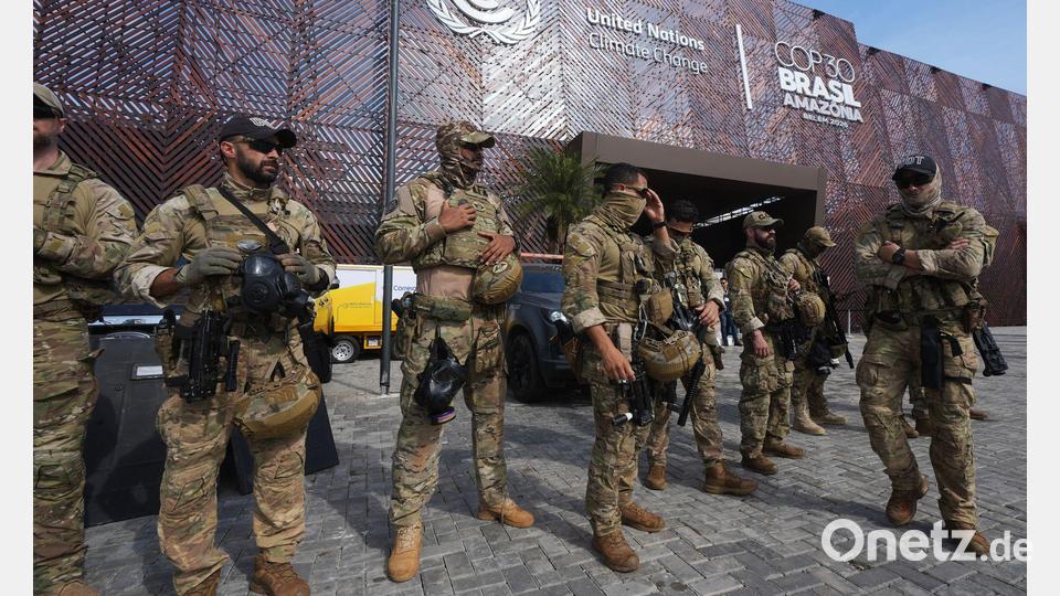 Schwer bewacht: Sicherheitspersonal steht an einem Eingang zur Weltklimakonferenz COP30. Bild: Andre Penner/AP/dpa