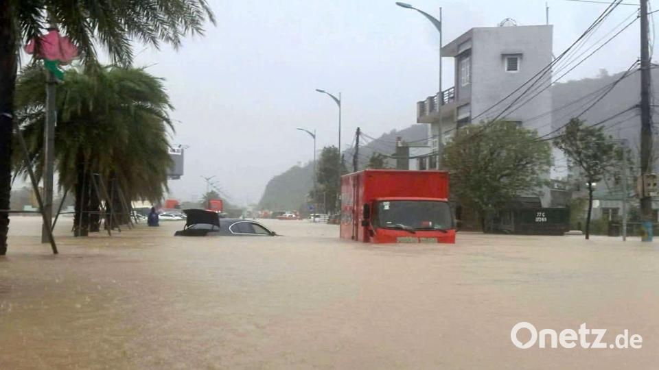 Starkregen hat in Vietnam eine Straße unter Wasser gesetzt. Bild: Tran Van Thong/dpa