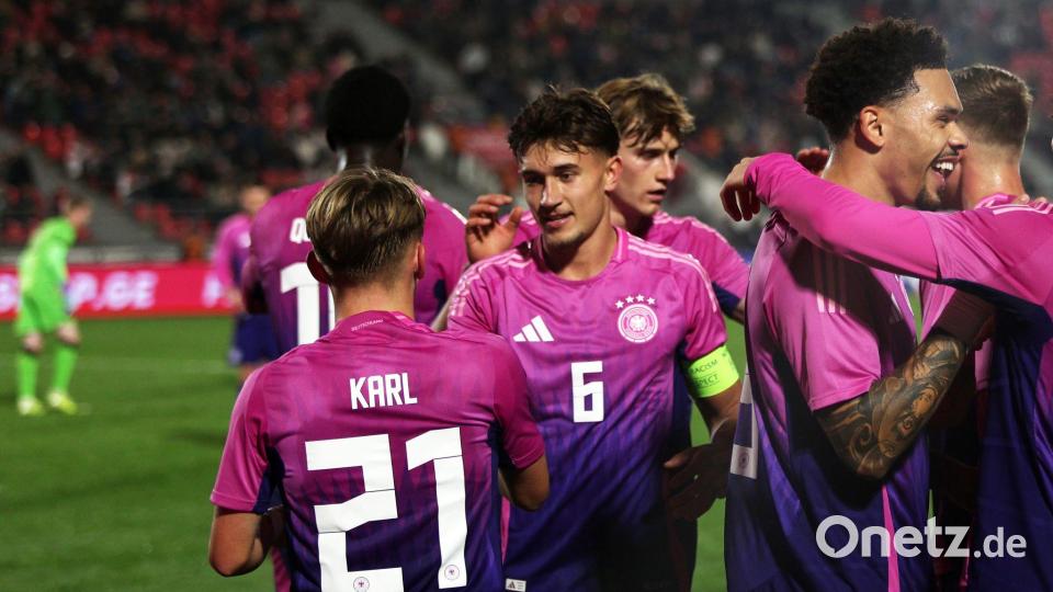 Die deutsche U21 jubelt in Georgien über den nächsten Sieg. Bild: Artur Stabulnieks/dpa