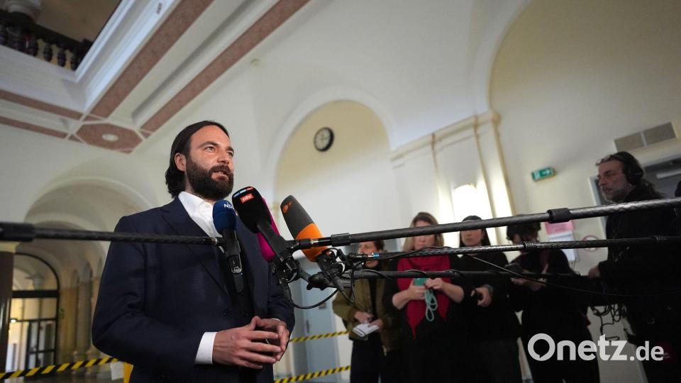 Blocks Verteidiger Ingo Bott gibt vor der Presse ein Statement ab. Bild: Marcus Brandt/dpa