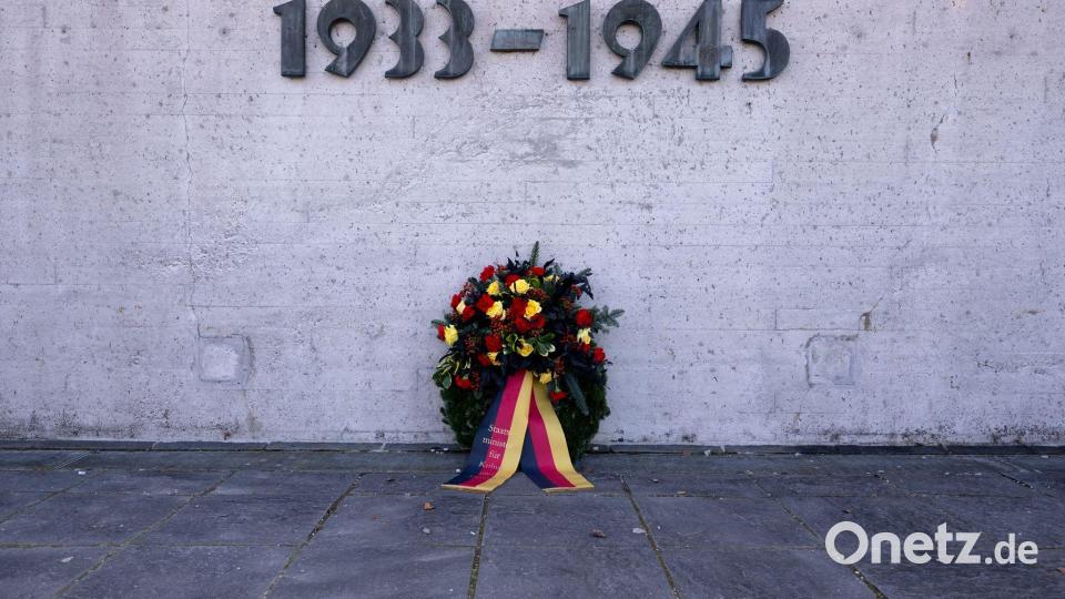 Bei seinem Besuch legte Weimer einen Kranz am Internationalen Mahnmal nieder. Bild: Sven Hoppe/dpa