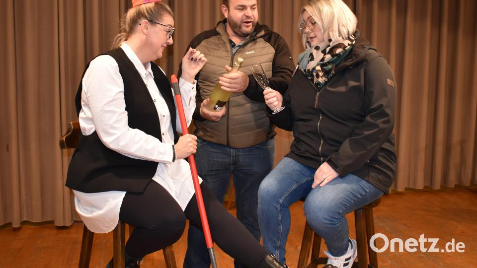 Die Laienschauspieler der Katholischen Theatergruppe Grafenwöhr proben für das neue Theaterstück, das vom 2. bis 5. Januar im Jugendheim aufgeführt wird. Der Kartenvorverkauf startet am 13. Dezember. Bild: rgr