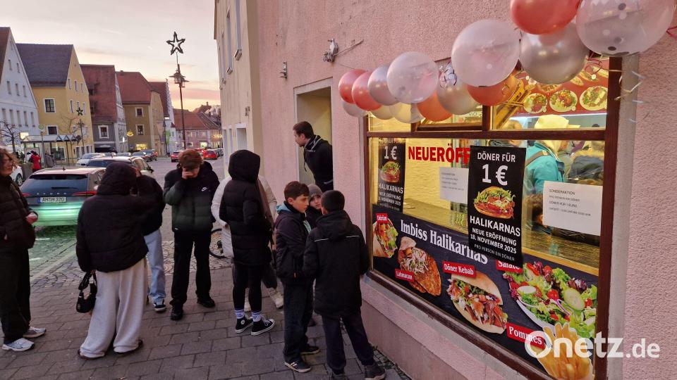 Dieses Bild wurde kurz vor 17 Uhr geschossen. Im Imbiss ist es gestopft voll und die Schlange reicht aus dem Laden heraus bis zur Straße. Später, gegen halb acht Uhr, standen die Menschen schon auf Höhe der Kneipe Schmiede. Bild: Tobias Gräf