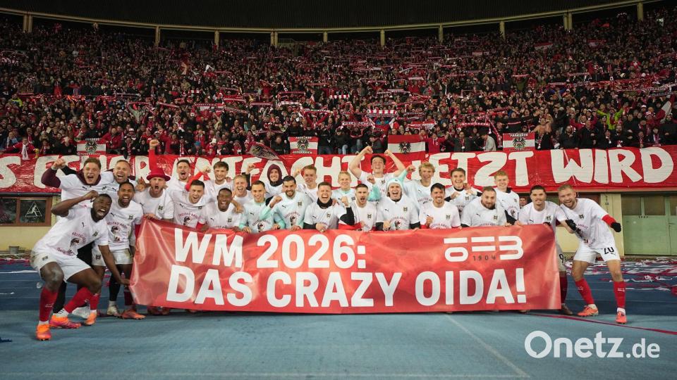 So sehen WM-Teilnehmer aus: Österreichs Fußballer feiern mit ihren Fans. Bild: Georg Hochmuth/APA/dpa