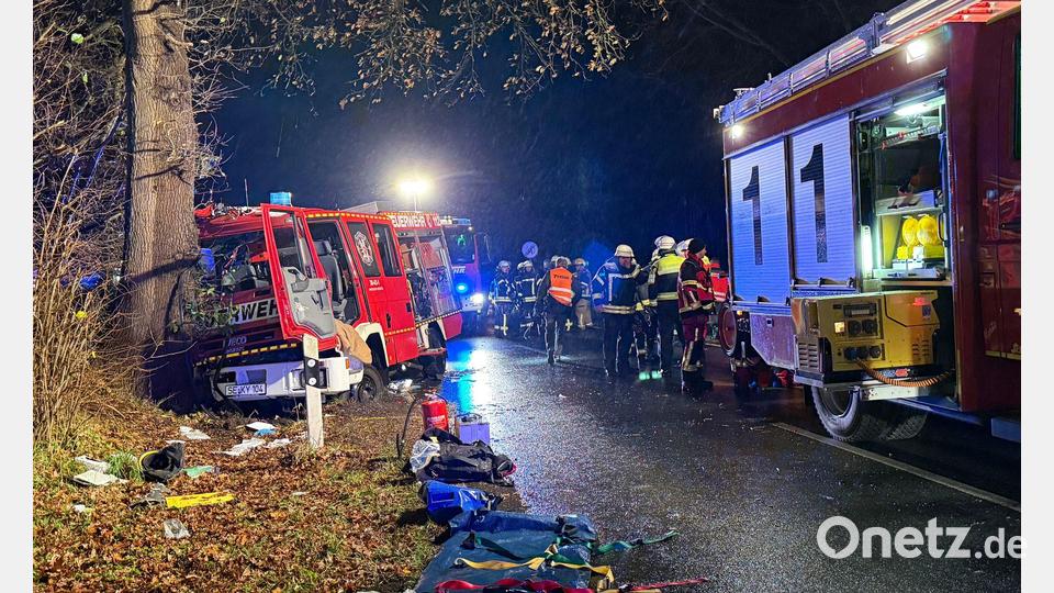 Ein Feuerwehrfahrzeug ist gegen einen Baum in Negernbötel im Kreis Segeberg geprallt. Bild: News5 / Sebastian Peters/NEWS5/dpa