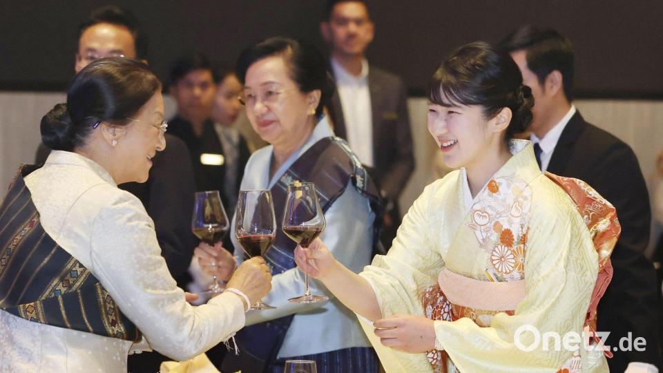 Die japanische Prinzessin Aiko (r) stößt bei einem Bankett an. Bild: -/kyodo/dpa