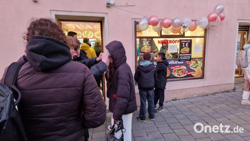 Für einen Tag lang gab es in Sulzbach-Rosenberg Döner für einen Euro. Dieses Schnäppchen wollten sich Hunderte Menschen nicht entgehen lassen. Aber: Pro Person war nur ein Döner erlaubt. Bild: Tobias Gräf