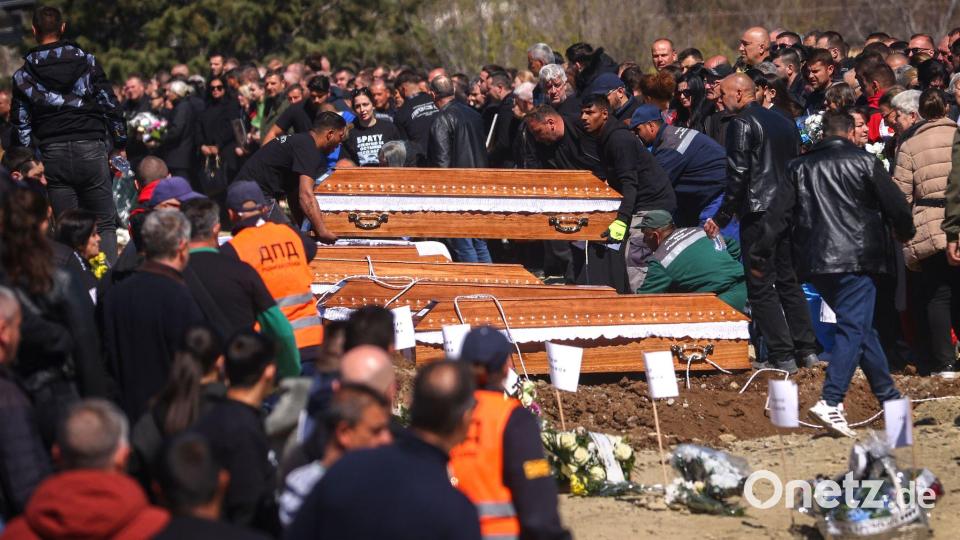 Bei dem Brand im Nachtclub von Kocani in Nordmazedonien kamen 63 Menschen ums Leben. Nun beginnt dazu ein großer Prozess vor Gericht in Skopje. Bild: Armin Durgut/AP/dpa