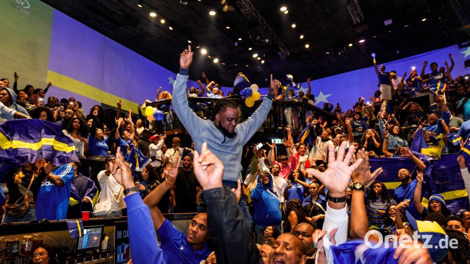 Die Fans der Insel-Auswahl feierten den Moment für die Geschichtsbücher. Bild: Marco Van Der Caaij/ANP/dpa